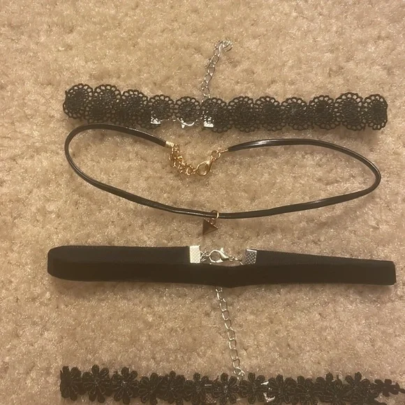 NIB FOUR PIECE WOMENS JEWELRY BLACK CHOCKER NECKLACE LAYERING BUNDLE - Picture 4 of 5